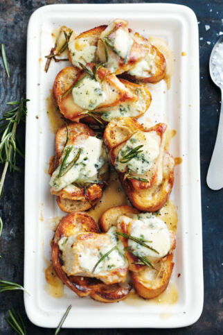 Schnitzelchen auf geröstetem Baguette Schnitzelchen auf geröstetem Baguette