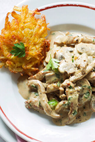 Klassisches Zürcher Geschnetzeltes serviert mit Rösti Zürcher Geschnetzeltes