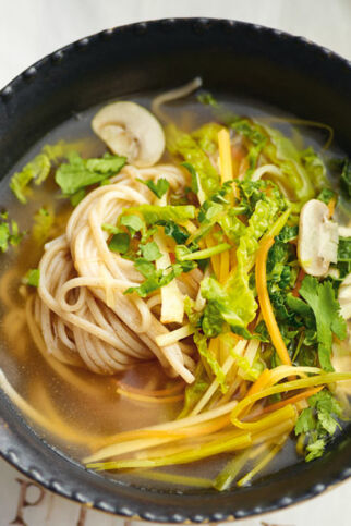 Sobanudelsuppe mit Gemüse und Wasabi