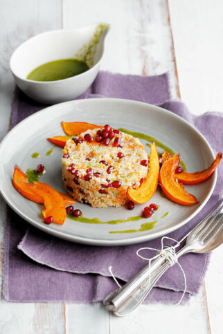 Granatapfel-Nuss-Couscous mit gebratenen Kürbisspalten Granatapfel-Nuss-Couscous mit gebratenen Kürbisspalten