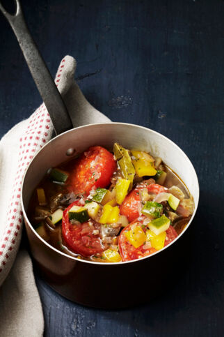 Tomaten-Gemüse-Topf mit Kräutern Tomaten-Gemüse-Topf mit Kräutern