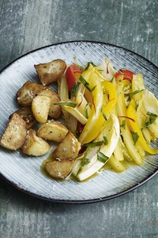 GESCHMORTES SAFRANGEMÜSE MIT RÖSTKARTOFFELN GESCHMORTES SAFRANGEMÜSE MIT RÖSTKARTOFFELN