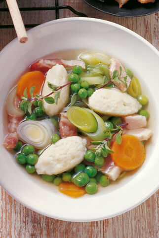 Grüne Erbsensuppe mit Grießklößchen Grüne Erbsensuppe mit Grießklößchen