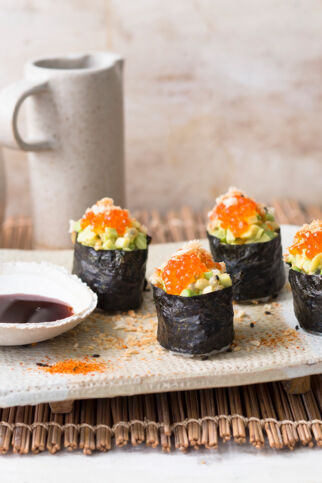 Gunkan mit Avocado und Kaviar