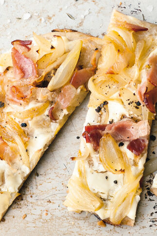 Tarte flambée aux oignons et lardons - Flammkuchen mit Zwiebeln und Speck
