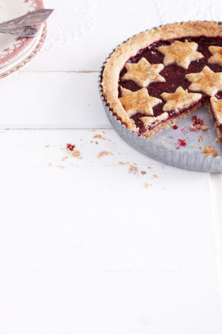 Weihnachtstarte mit Himbeerkonfitüre Weihnachtstarte mit Himbeerkonfitüre