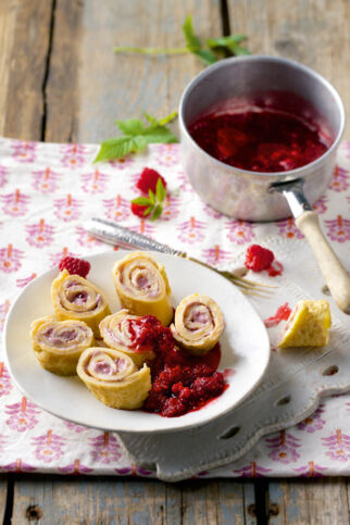Pfannkuchenschnecken mit Himbeersauce Pfannkuchenschnecken mit Himbeersauce
