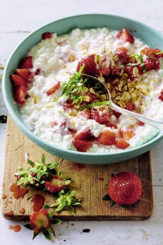 Körniger Erdbeerfrischkäse mit gerösteten Hafer- und Kokosflocken Körniger Erdbeerfrischkäse mit gerösteten Hafer- und Kokosflocken