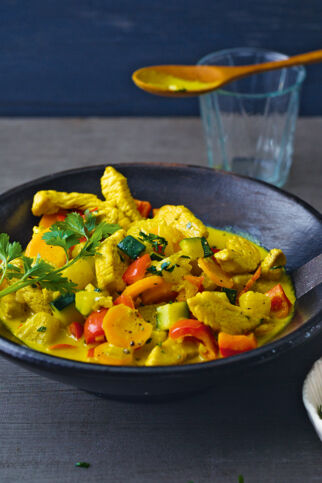 Gemüse-Ananas-Curry mit Putenbruststreifen Gemüse-Ananas-Curry mit Putenbruststreifen