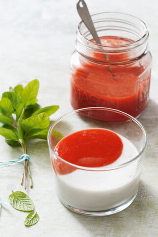 Kokos-Panna Cotta mit Erdbeersauce Kokos-Panna Cotta mit Erdbeersauce