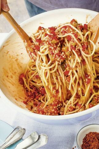 Spaghetti mit Soja-Gemüse-Sugo