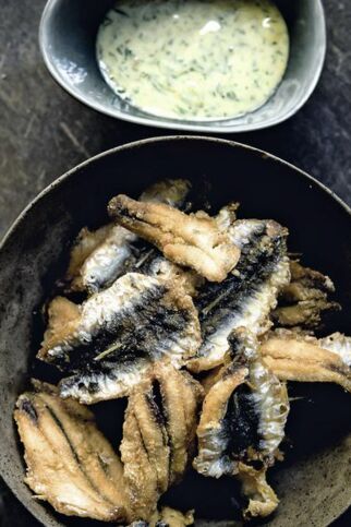 FRITTIERTE SARDELLEN MIT ANCHOVIS-DIP FRITTIERTE SARDELLEN MIT ANCHOVIS-DIP