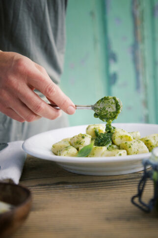 Selbst gemachte Gnocchi mit Basilikumpesto Selbst gemachte Gnocchi mit Basilikumpesto