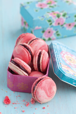 Marmor-Macarons mit Kirschkonfitüre Marmor-Macarons mit Kirschkonfitüre