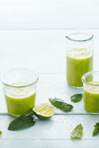 Minze-Avocado-Smoothie mit Sternanis Minze-Avocado-Smoothie mit Sternanis