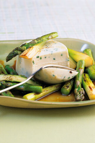 Kräuter-Käse-Panna-Cotta mit glasiertem Grünspargel Kräuter-Käse-Panna-Cotta mit glasiertem Grünspargel