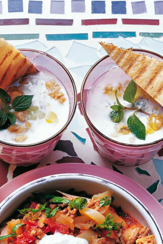 Kalte Gurkensuppe mit Walnüssen Kalte Gurkensuppe mit Walnüssen