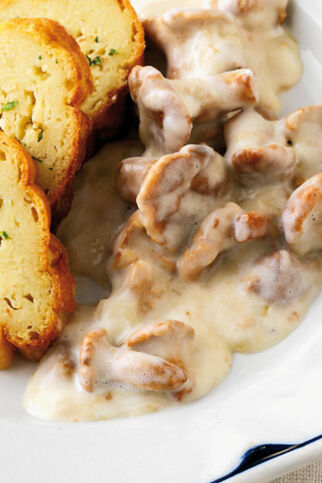 Eierschwammerlgulasch mit Erdäpfelroulade Eierschwammerlgulasch mit Erdäpfelroulade