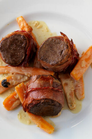Rehmedaillons mit Speck und Calvadossauce