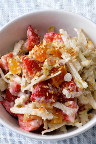 Haferflockenmüsli mit Früchten, Joghurt und Sesam Haferflockenmüsli mit Früchten, Joghurt und Sesam