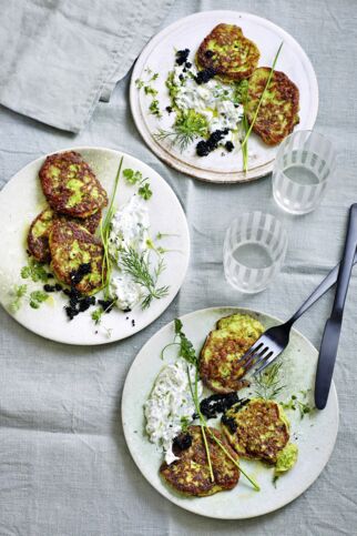 Zucchiniblini mit Kräutercreme und Kaviar Zucchiniblini mit Kräutercreme und Kaviar