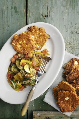 Ratatouille-Salat mit Reis-Feta-Küchlein Ratatouille-Salat mit Reis-Feta-Küchlein