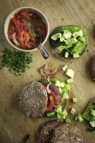 Kidneybohnen-Burger mit Tomaten-Zwiebel-Salsa und Avocado Kidneybohnen-Burger mit Tomaten-Zwiebel-Salsa und Avocado