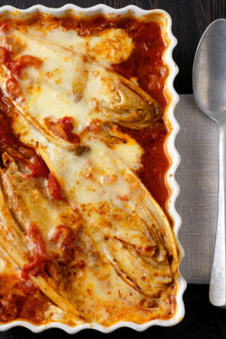 Chicorée in Tomatensauce mit Parmesan