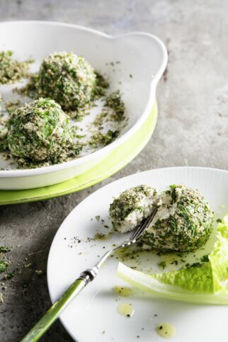 Mandelkäse im Gewürzmantel Mandelkäse im Gewürzmantel