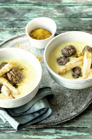 Spargel-Curry-Suppe mit Hackbällchen