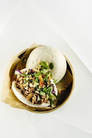 Bao-Buns mit Pulled Jackfruit und buntem Gemüse Bao-Buns mit Pulled Jackfruit und buntem Gemüse