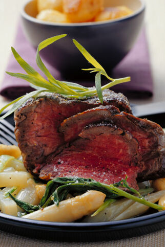 Doppeltes Rinderfiletsteak mit Estragonbutter, Kohlrabi und Spargel