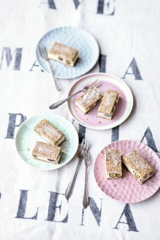 Mohnkuchen mit Zitronen-Frosting und Blaubeeren