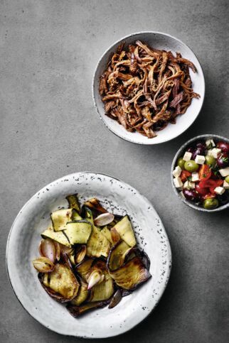 Gezupftes Wildschwein mit Antipasti und Hirtensalat Gezupftes Wildschwein mit Antipasti und Hirtensalat