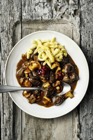 Rehgulasch mit Spätzle und Preiselbeeren