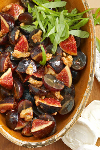 Fruchtiger Salat mit gebackenem Käse Fruchtiger Salat mit gebackenem Käse