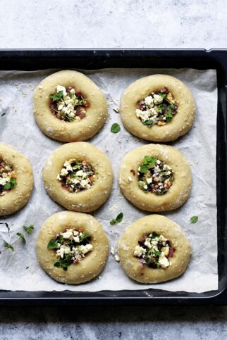 Bialys mit Zwiebel und Feta Bialys mit Zwiebel und Feta