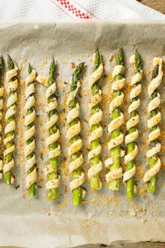 Gebackener grüner Spargel umwickelt mit Teig Spargel-Grissini