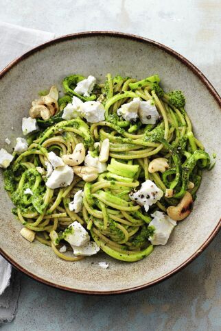 Zoodles mit Spinat-Pesto