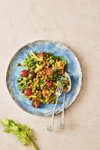 Tomaten-Paprika-Salat mit gerösteten Kichererbsen Tomaten-Paprika-Salat mit gerösteten Kichererbsen