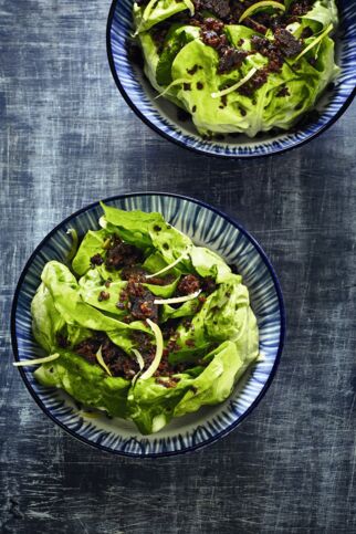 Salat mit Salzzitrone und Pumpernickel-Crunch Kopfsalat-Zitrone-Pumpernickel