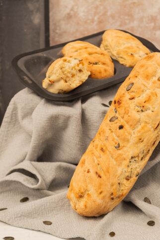 Baguette mit Aprikosen und Röstzwiebeln Baguette mit Aprikosen und Röstzwiebeln