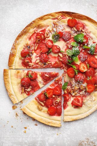 Erdbeer-Flammkuchen mit Honig und Mandeln vom Grill Erdbeer-Flammkuchen mit Honig und Mandeln vom Grill