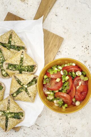 Börektaschen mit Tomatensalat Börektaschen mit Tomatensalat
