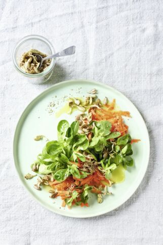 Feldsalat mit Möhren und Keimlingen