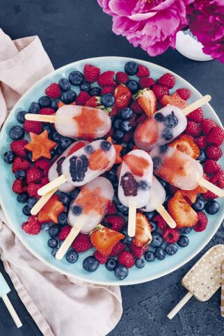 Kokoswassereis mit Beeren und Melone