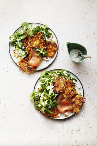 Sauerkraut-Puffer mit Feldsalat und Lachs Sauerkraut-Puffer mit Feldsalat und Lachs