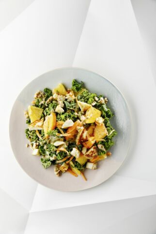 Grünkohlsalat mit Sharon und Halloumi Grünkohlsalat mit Sharon und Halloumi