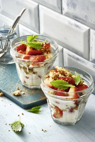 Trifle mit Erdbeeren
und Kokoscreme Trifle mit Erdbeeren
und Kokoscreme