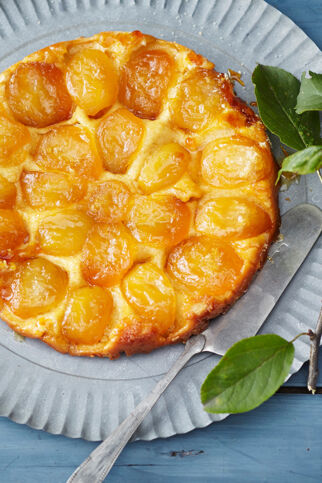 Tarte Tatin - Typisch französischer Dessertkuchen mit karamellisierten Apfelstücken Tarte Tatin - französische Apfeltarte